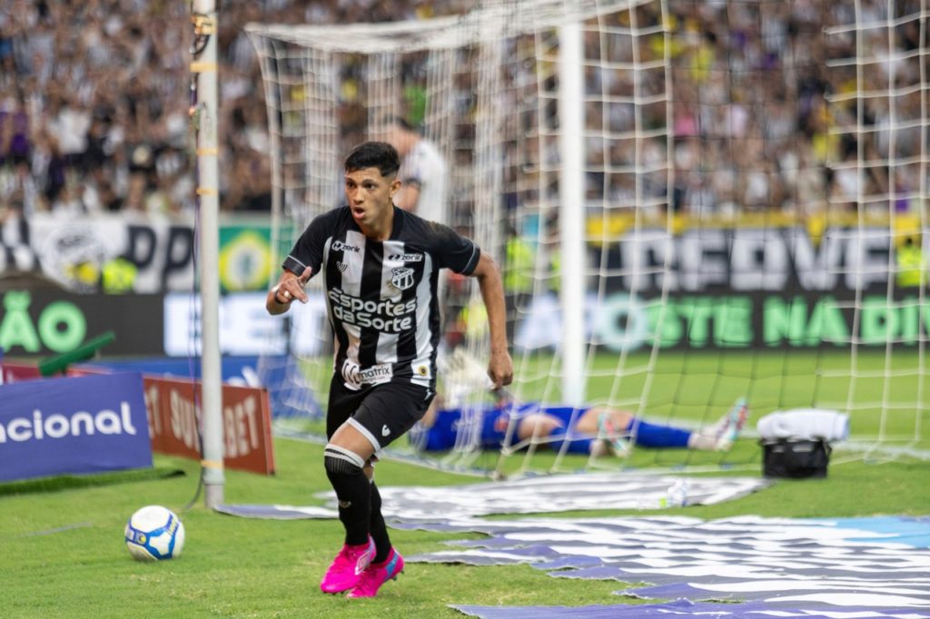 Ceará vence o Operário-PR e cola no G-4 do Brasileirão da Série B