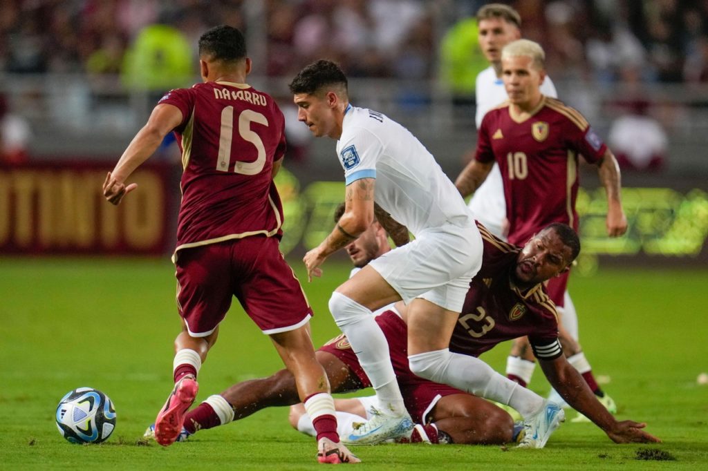 Rondón-Venezuela-Jogo-2Y2J96H Rondón, da Venezuela, disputando uma bola com um adversário pelas Eliminatórias Sul-Americanas.