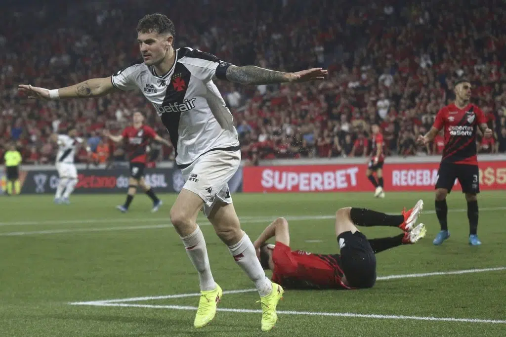 Léo Jardim e Vegetti brilham, Vasco vence o Athletico e avança