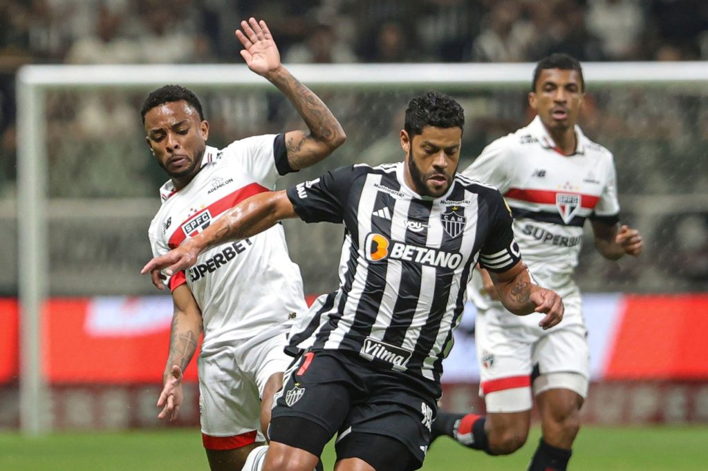 Hulk-Atlético-Jogo-2Y37D1G Hulk, do Atlético-MG, briga pela bola com um adversário em um jogo do time na temporada de 2024.