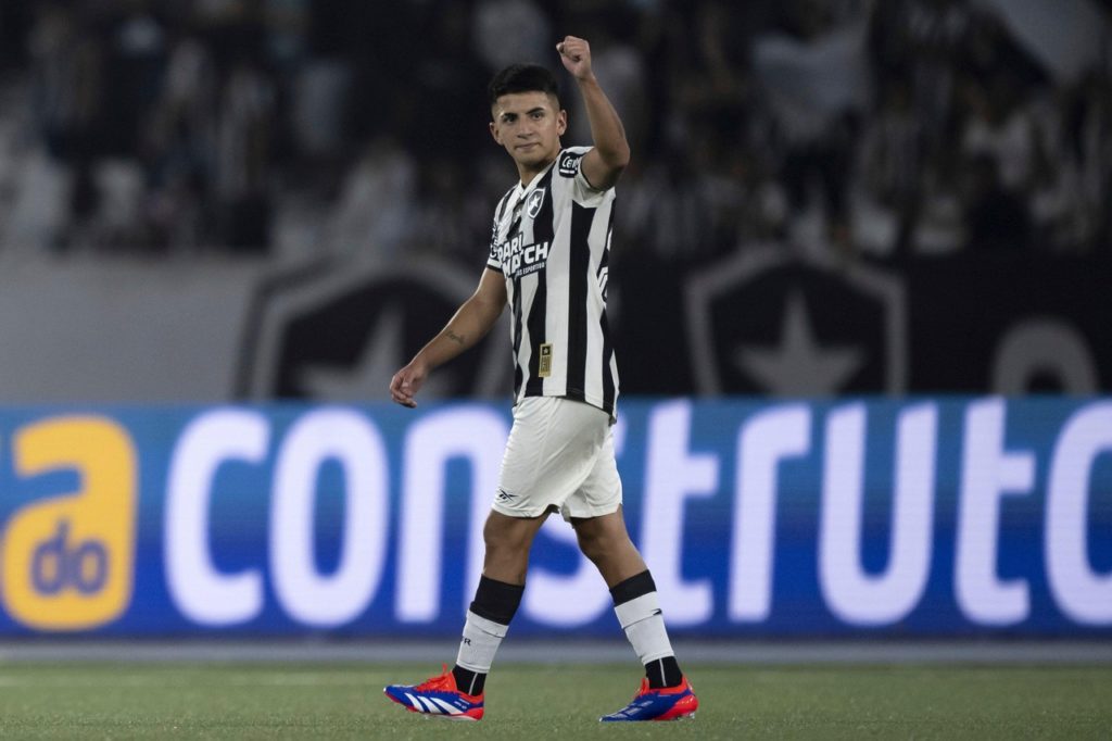 Botafogo vence o Corinthians e segue líder do Brasileirão