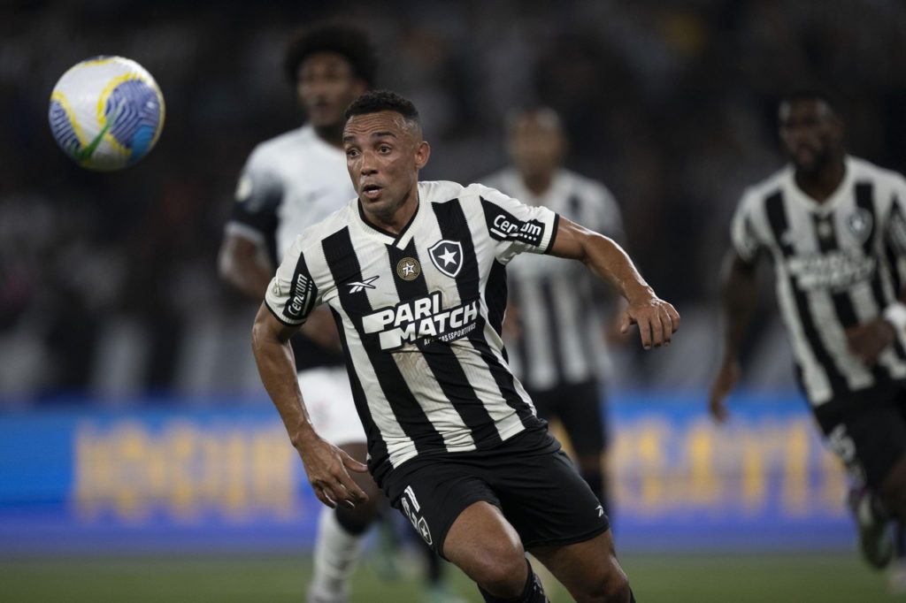 Marçal-Botafogo-jOGO-2Y3XJHG Marçal, do Botafogo, com a bola dominada em um dos jogos do time na temporada.