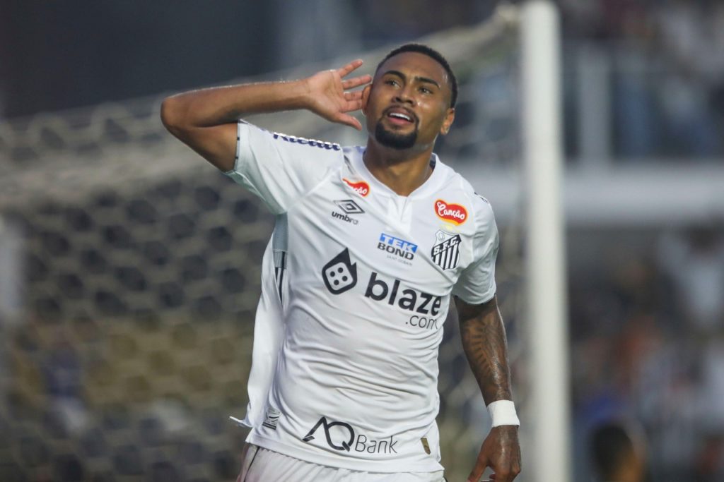 Santos vence o América-MG na Vila e ameniza a crise