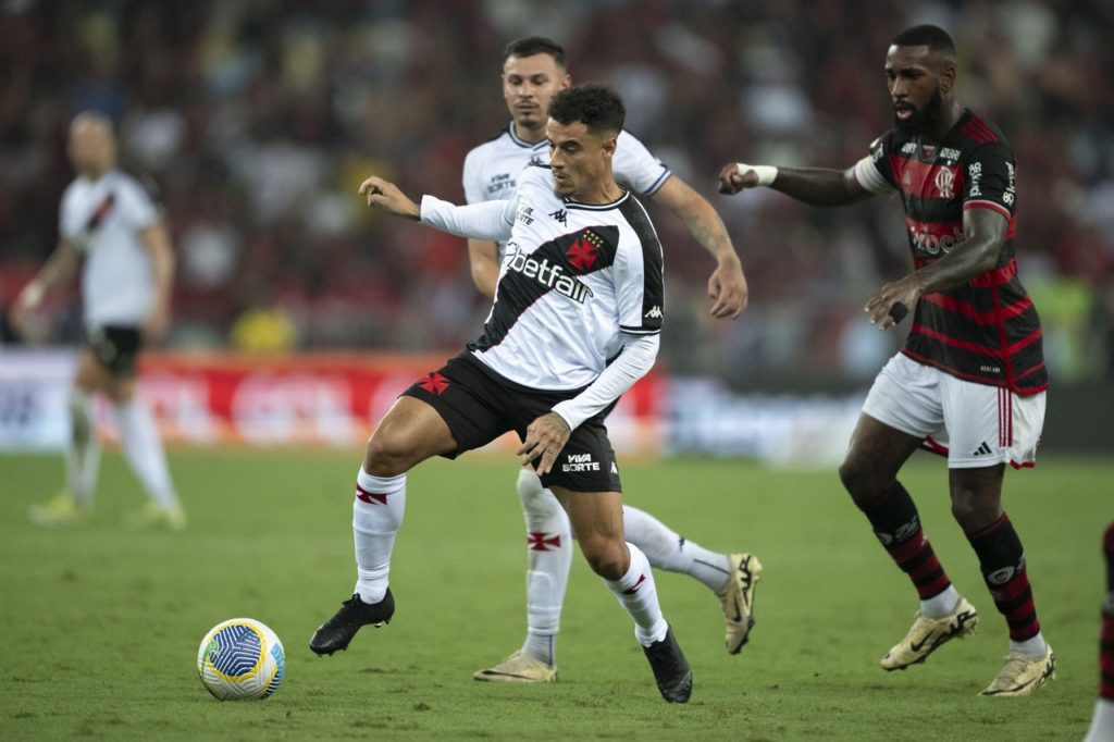 Coutinho-Vasco-Gerson-Flamengo-Jogo-2Y42F4N Coutinho, do Vasco, e Gerson, do Flamengo, disputam a bola em um jogo do Campeonato Brasileiro.