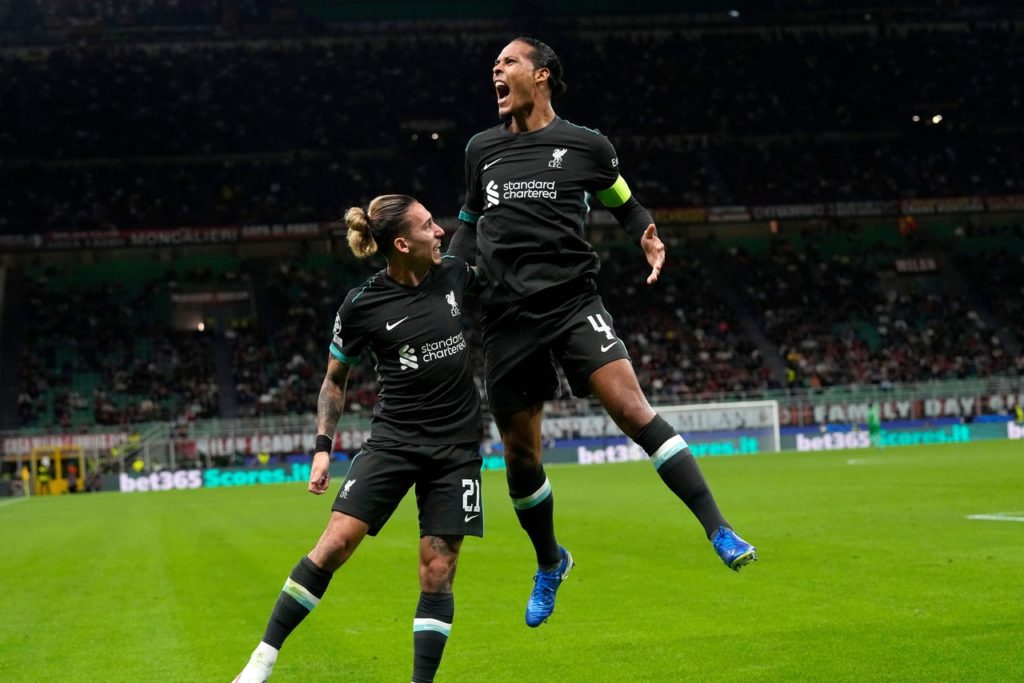 Van-Dijk-Liverpool-Jogo-2Y4D403 Van Dijk, do Liverpool, comemorando um dos gols marcados pela equipe na estreia da Champions League.
