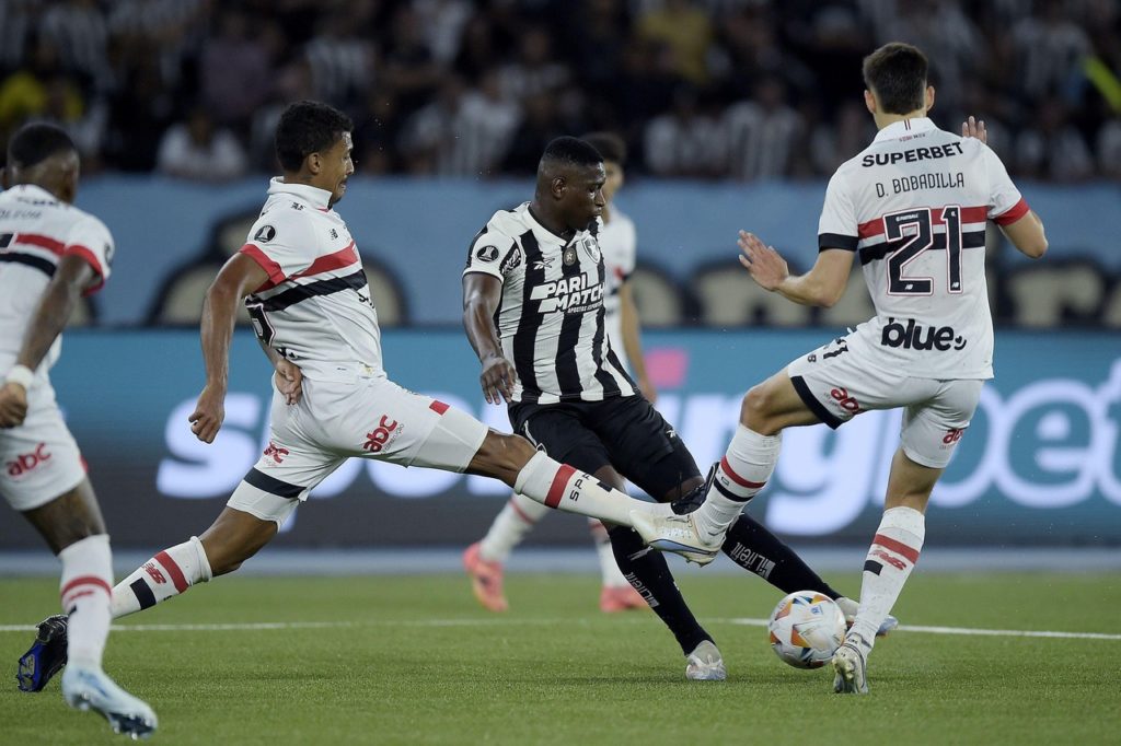 Luiz Henrique, do Botafogo, disputando a bola em um dos jogos do time na Copa Libertadores de 2024.