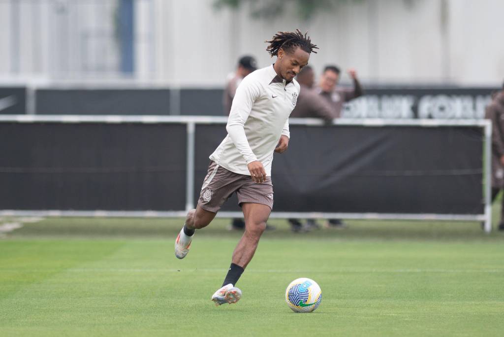 Andre Carrillo, meio-campista do Corinthians, em campo durante treino.