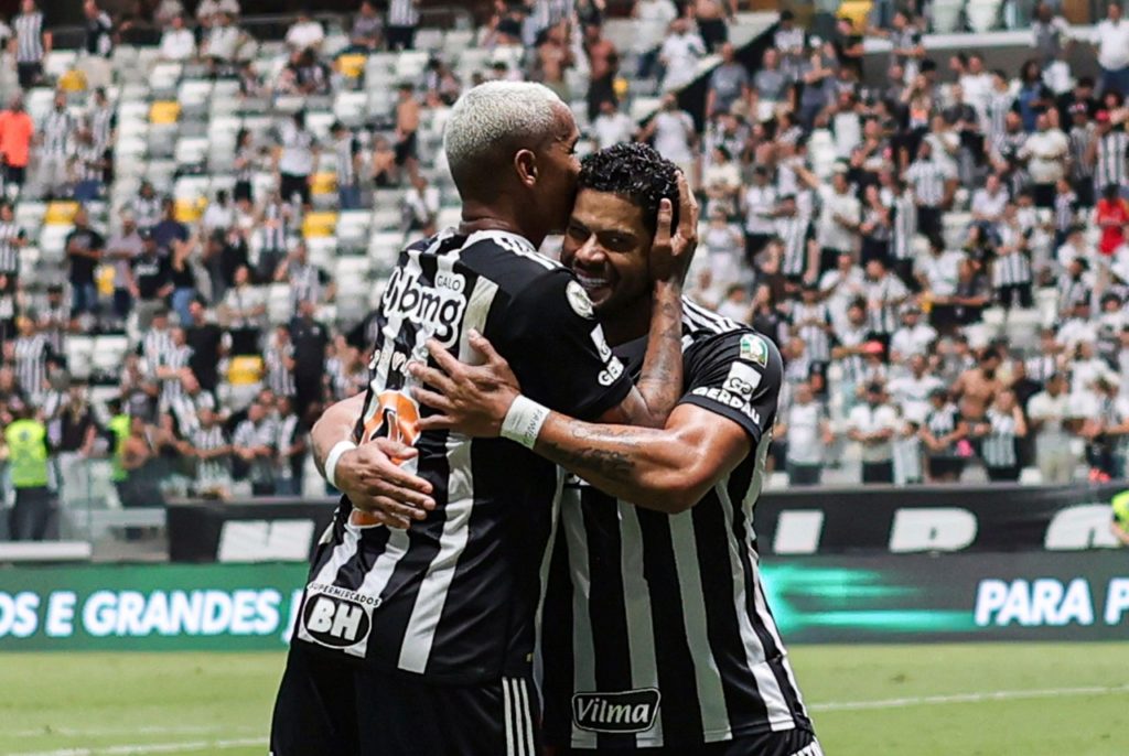 Deyverson-Hulk-Atlético-MG-Jogo-2Y5PGJD Deyverson e Hulk, do Atlético-MG, se abraçam depois de um dos gols do time na rodada do Brasileirão de 2024.