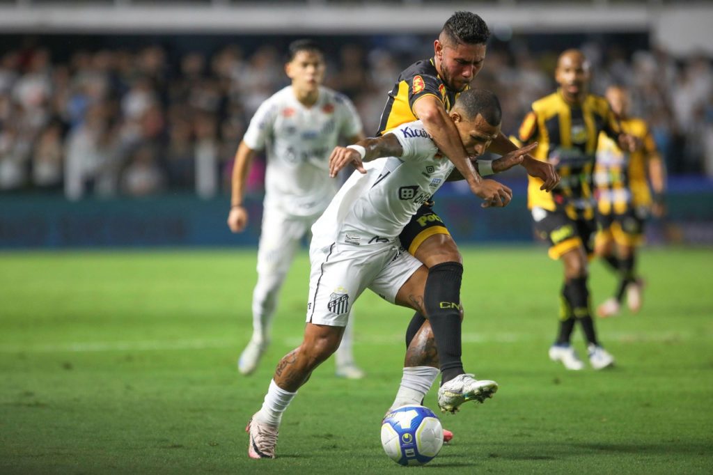 Otero-Santos-Jogo-2Y63989 Otero, do Santos, disputando a bola com um adversário em um dos jogos da temporada de 2024.