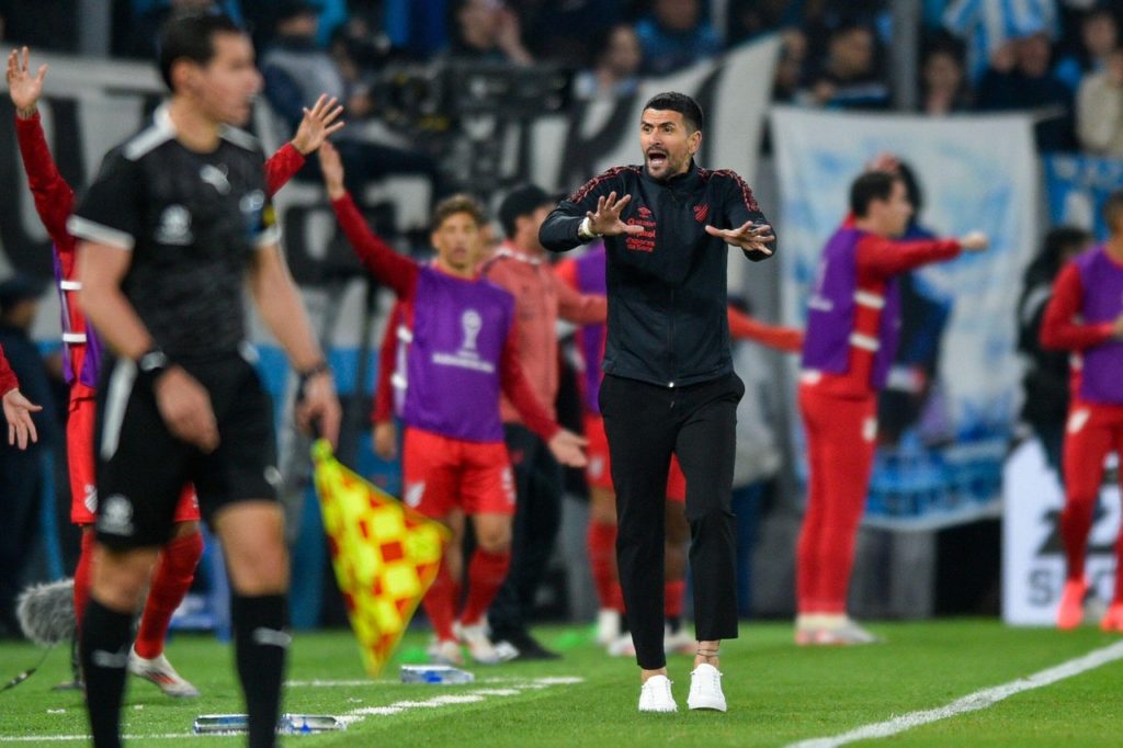 Athletico leva goleada do Racing e está fora da Sul-Americana