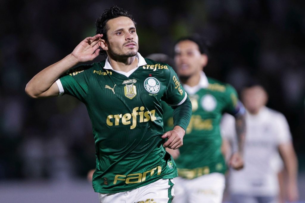 Raphael-Veiga-Palmeiras-Jogo-2Y78N98 Raphael Veiga, do Palmeiras, comemorando um dos gols marcados por ele na rodada do Brasileirão de 2024.