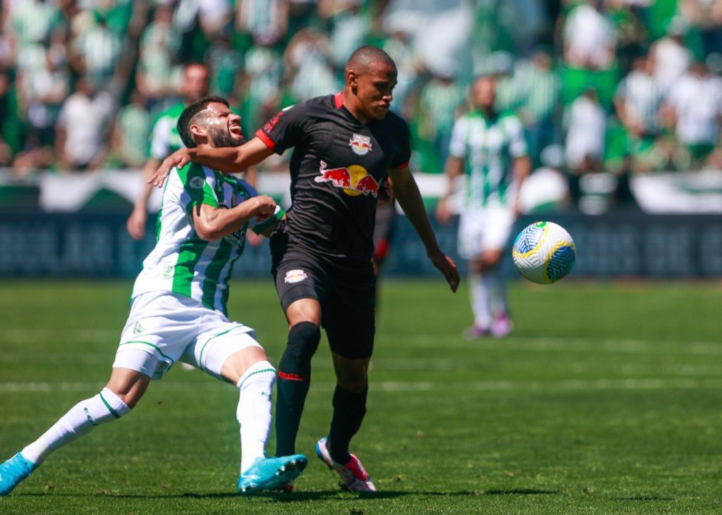 Jhon-Jhon-Red-Bull-Bragantino-Jogo-2Y7BGYR Jhon Jhon, do Bragantino, disputando a bola com Jadson, do Juventude em um confronto entre as duas equipes.
