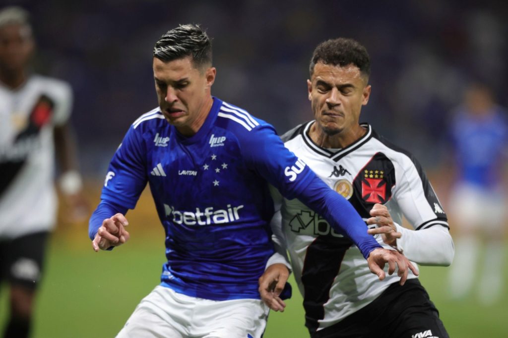Coutinho-Vital-Cruzeiro-Vasco-Jogo-2Y7DN8G Coutinho, do Vasco, disputando a bola com Mateus Vital, do Cruzeiro no confronto entre os times no Brasileirão de 2024.