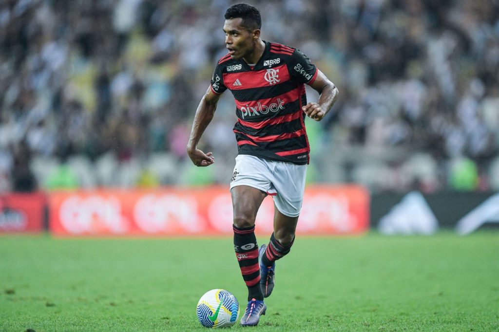 Alex-Sandro-Flamengo-jogo-alamy2Y42PYG Alex Sandro em jogo do Flamengo no Maracanã