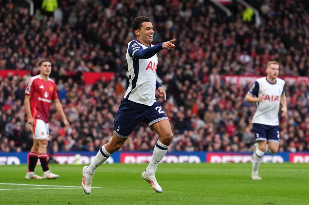 Brennan-Johnson-gol-Tottenham-alamy2Y7BKHW Brennan Johnson do Tottenham comemora gol sobre o Manchester United em Old Trafford