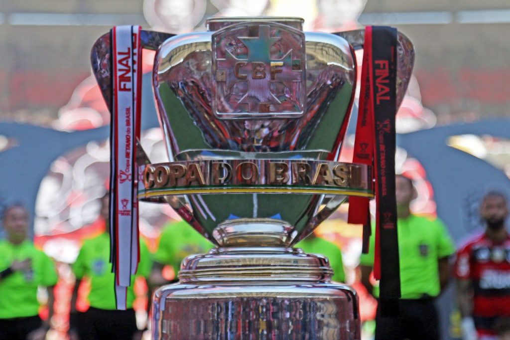 Copa-do-Brasil-taça-jogo-alamy2RW7X1W Taça da Copa do Brasil no gramado