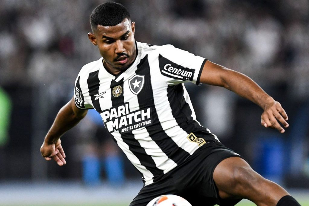 Cuiabano-Botafogo-jogo-alamy2XTHGJR Lateral-esquerdo Cuiabano em jogo do Botafogo no Brasileirão
