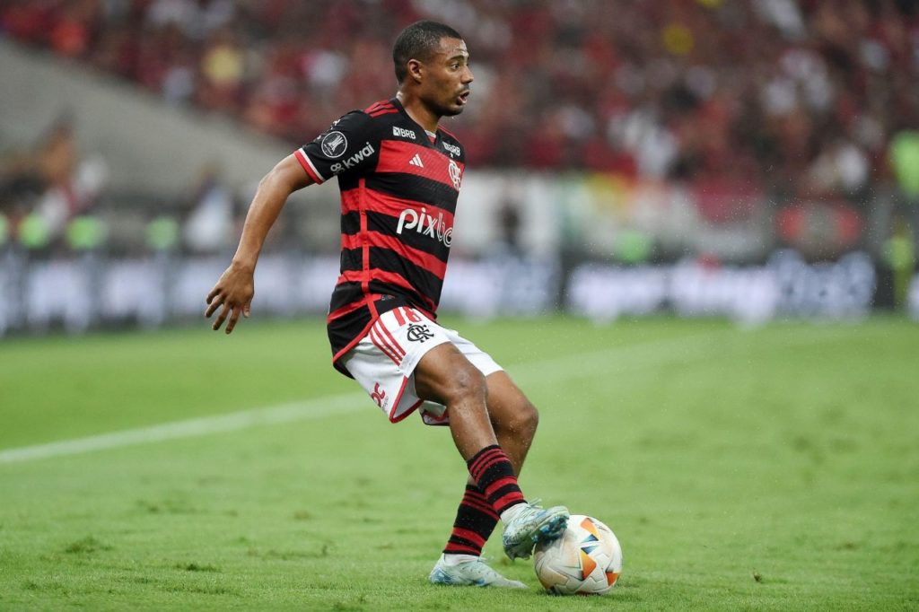 De-La-Cruz-Flamengo-jogo-alamy2XW03PX Meia uruguaio De La Cruz em jogo do Flamengo no Maracanã
