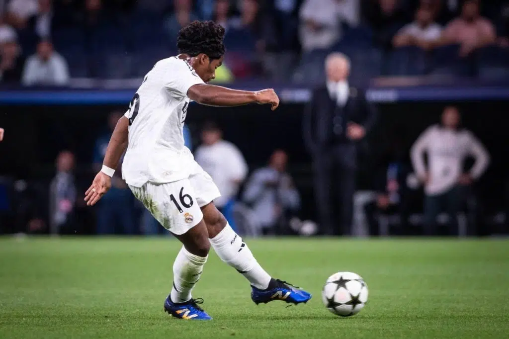 Endrick-Real-Madrid-gol-alamy2Y4DD3A Atacante Endrick chuta para marcar pelo Real Madrid na vitória sobre o Stuttgart na Liga dos Campeões