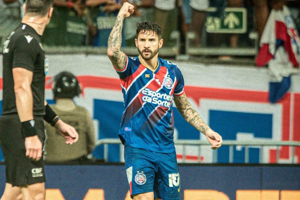 Everaldo-Bahia-gol-alamy2Y42DN1 Everaldo comemora gol do Bahia na vitória sobre o Atlético-MG na Fonte Nova