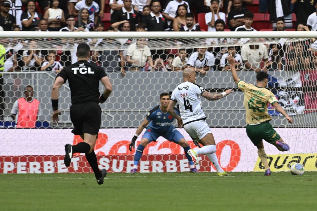 Palmeiras bate o Vasco em Brasília e segue na cola do Botafogo