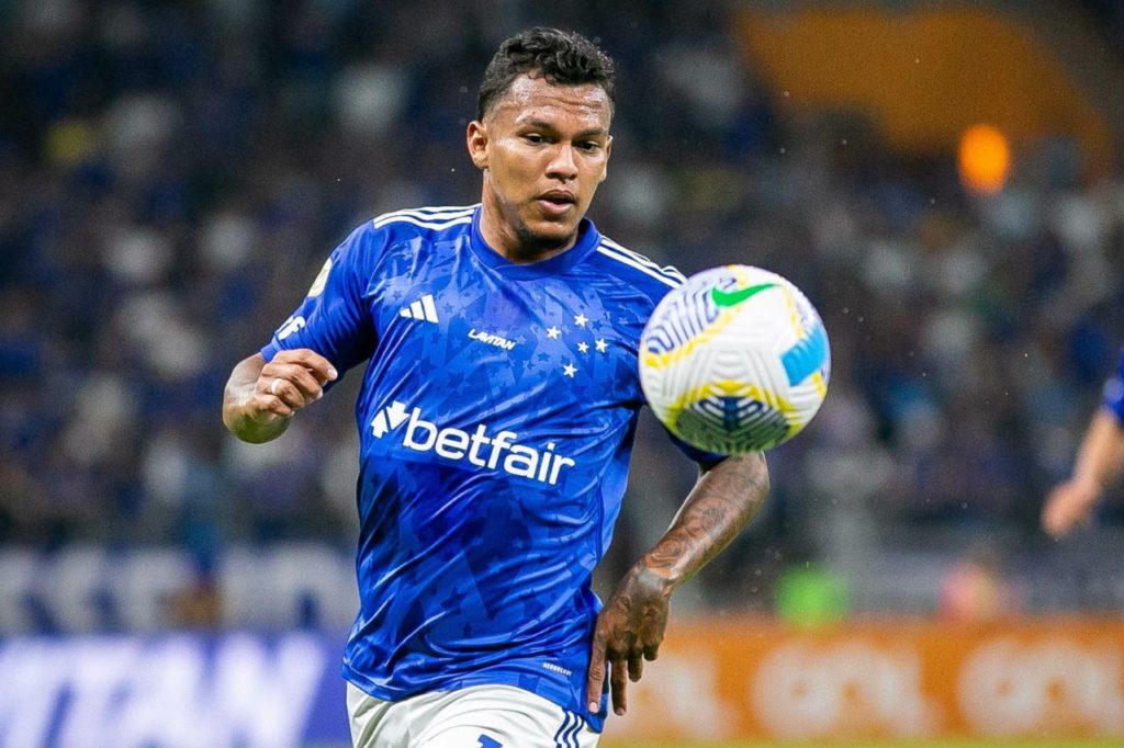 Gabriel-Veron-Cruzeiro-jogo-alamy2XBYAG6 Atacante Gabriel Veron em jogo do Cruzeiro no Brasileirão
