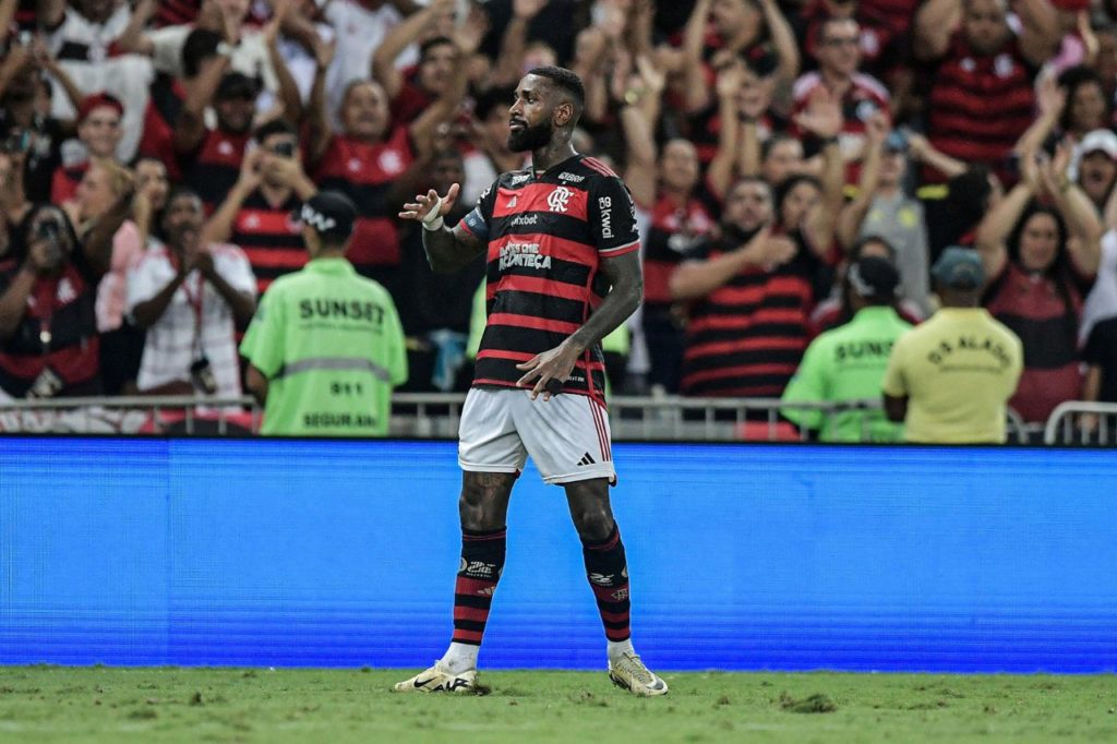 Flamengo marca no fim, e bate o Athletico-PR pelo Brasileirão