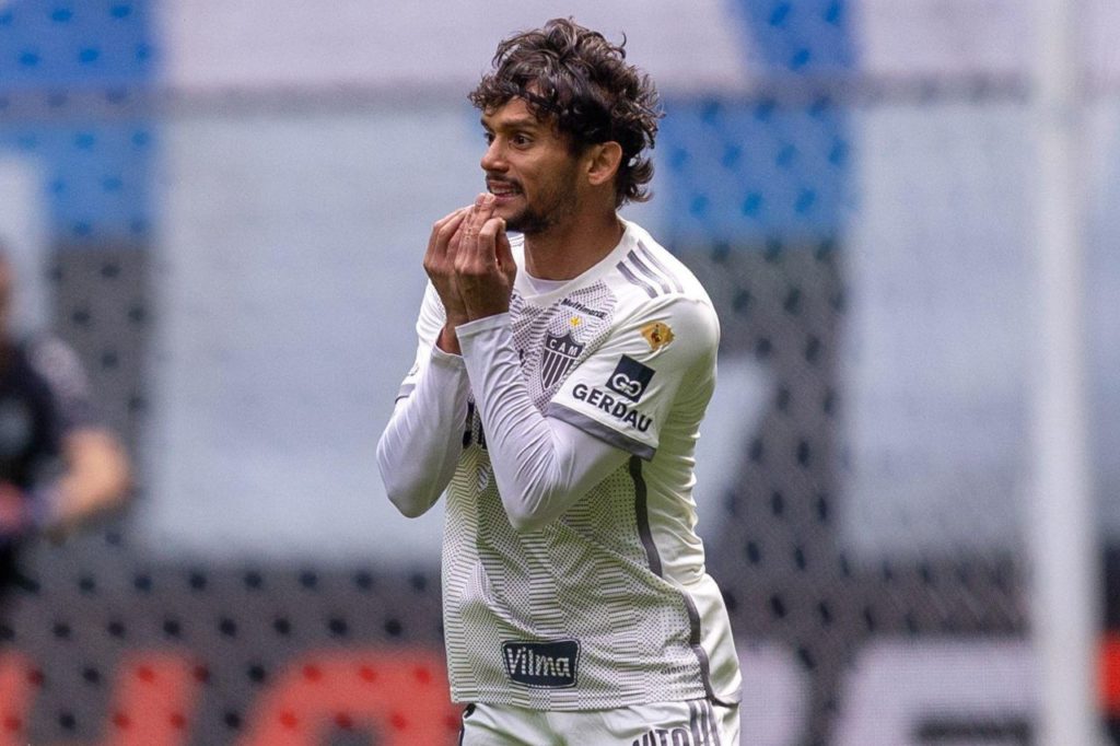 Gustavo-Scarpa-Atlético-MG-jogo-alamy2Y084KH Meia Gustavo Scarpa em jogo do Atlético-MG contra o Grêmio na Arena de Porto Alegre pelo Brasileirão