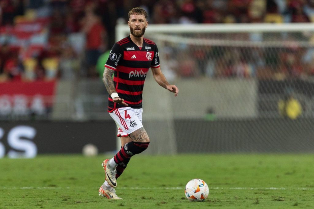 Leo-Pereira-Flamengo-alamy2XTRMFK Zagueiro Léo Pereira em jogo do Flamengo no Maracanã