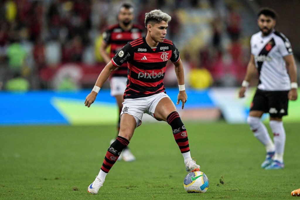 Luiz-Araujo-Flamengo-jogo-alamy2Y4253M Atacante Luiz Araújo no clássico entre Flamengo e Vasco antes de sofrer lesão no joelho