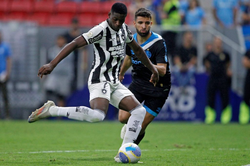 Botafogo empata com o Grêmio, mas segue líder do Brasileirão