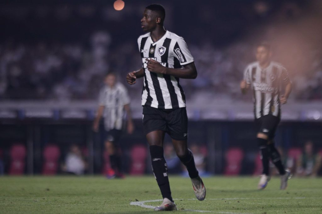 Botafogo: Luiz Henrique deixa hospital após passar mal em jogo