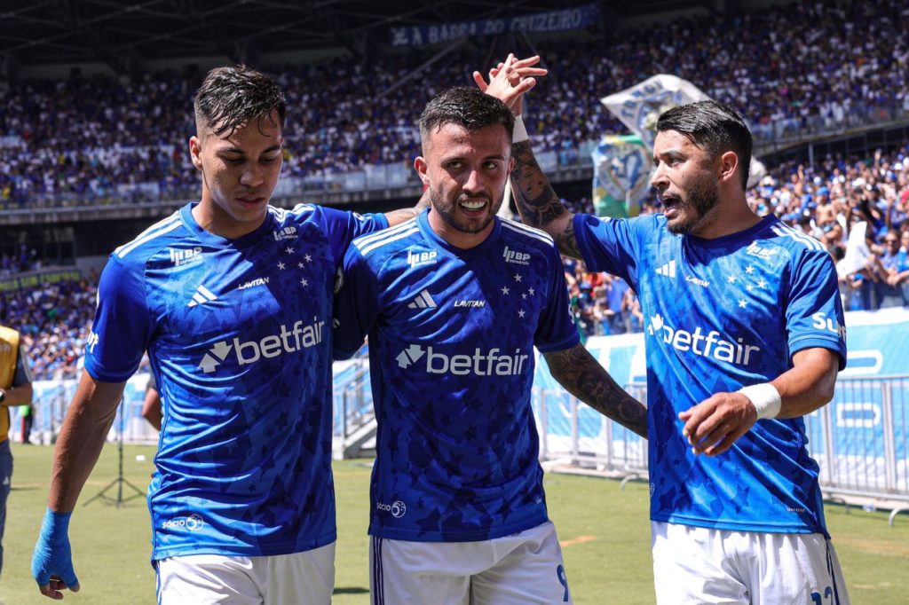 Matheus-Henrique-Kaio-Jorge-alamy2Y07F4M Matheus Henrique comemora com Kaio Jorge na vitória do Cruzeiro