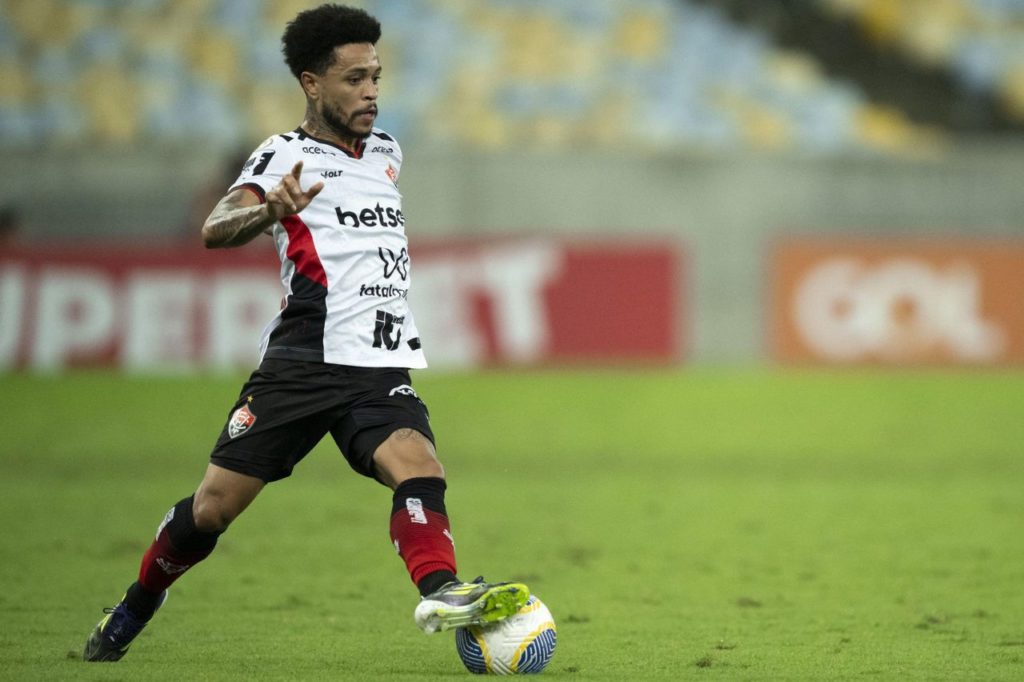 Matheusinho-Vitória-jogo-alamy2XEH3NC Meia Matheusinho em jogo do Vitória no Brasileirão