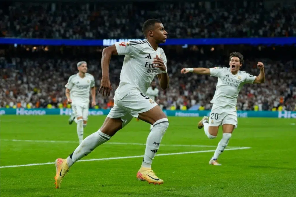 Mbappé-gol-Real-Madrid-alamy2Y0AH7P Atacante Mbappé comemora gol pelo Real Madrid na vitória em cima do Betis no Santiago Bernabéu