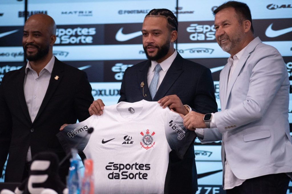 Corinthians tem recusa da CBF para inscrever Memphis Depay