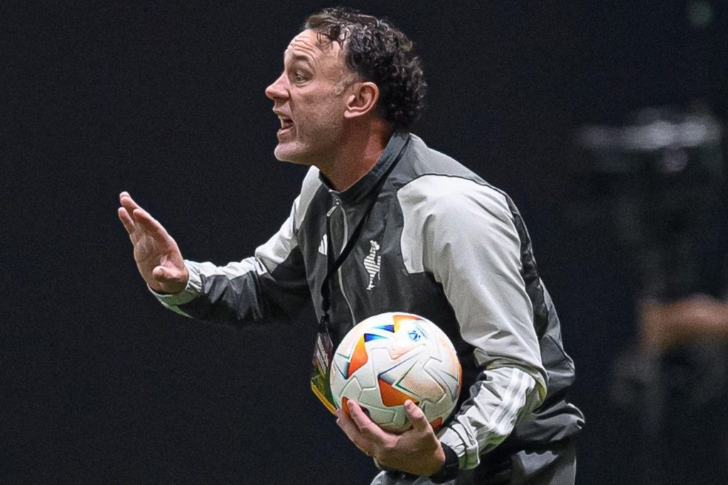 Milito-treinador-Atlético-MG-alamy2XWW3T2 Técnico Gabriel Milito no comando do Atlético-MG