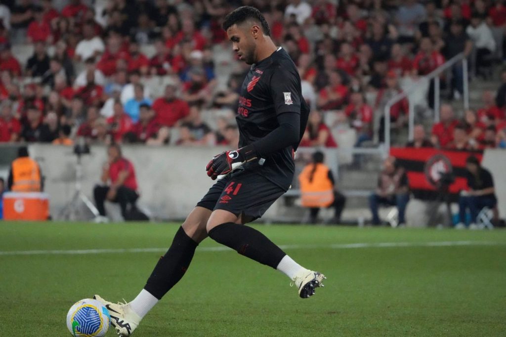 Athletico-PR define goleiro titular para enfrentar o Vasco