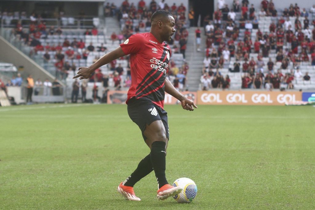 Nikão-Athletico-jogo-alamy2XP8WEG Meia Nikão em jogo do Athletico Paranaense