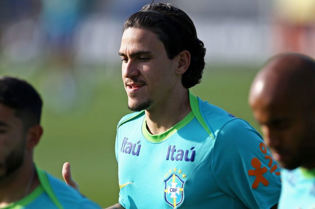 Pedro, do Flamengo, sofre lesão em treino da seleção brasileira