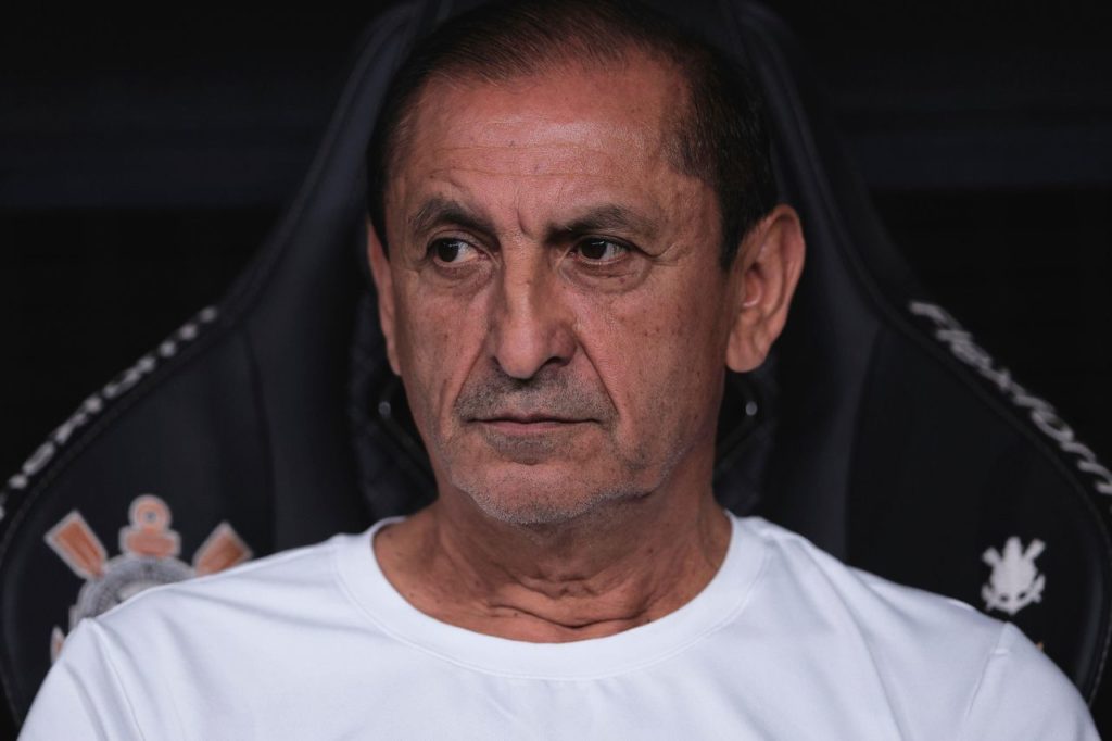 Ramon-Diaz-Corinthians-técnico-alamy2Y2YR14 Técnico Ramón Díaz no banco de reserva do Corinthians
