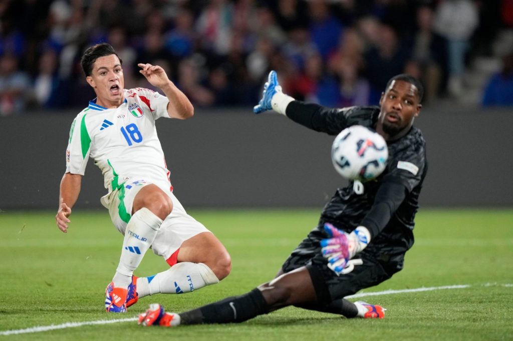 Raspadori-Itália-gol-alamy2Y1FDKK O atacante Raspadori marca para a Itália na vitória sobre a França em Paris pela Nations League