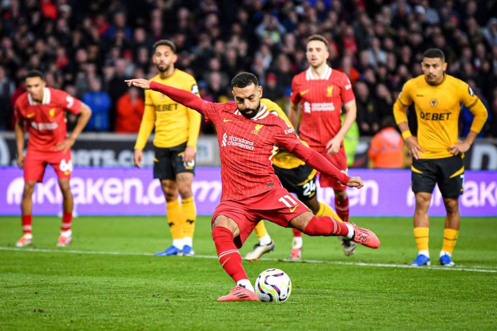Salah-Liverpool-gol-alamy2Y77N7T Salah cobra pênalti para marcar o segundo gol do Liverpool sobre o Wolverhampton na Premier League