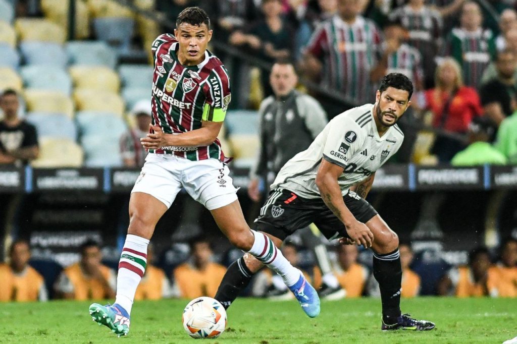 Thiago-Silva-Fluminense-jogo-alamy2Y4KBE6 Zagueiro Thiago Silva passando pelo atacante Hulk no jogo entre Fluminense e Atlético-MG