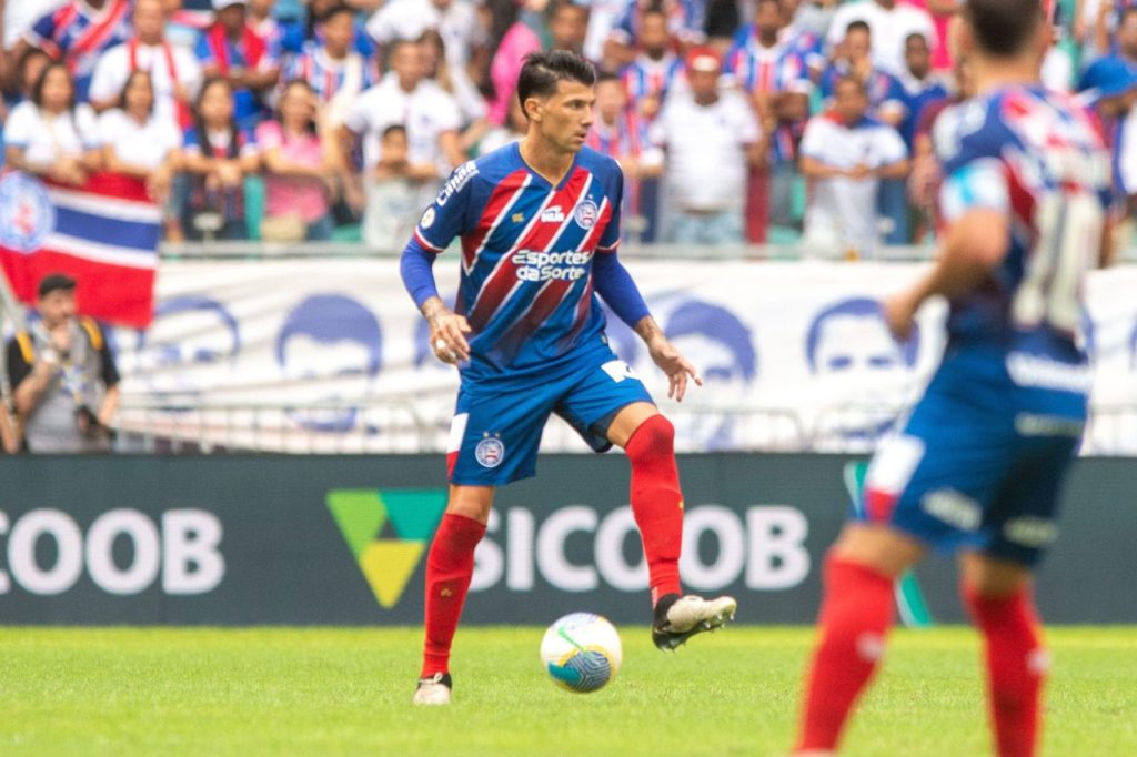 Victor-Cuesta-Bahia-jogo-alamy2XK8JH6 Zagueiro Victor Cuesta em jogo do Bahia no Brasileirão