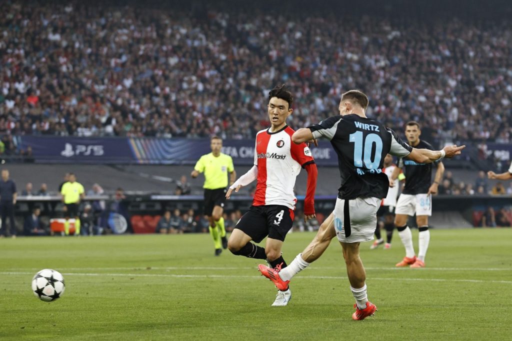Wirtz-Leverkusen-gol-alamy2Y4TKYD Wirtz marca para o Bayer Leverkusen na vitória sobre o Feyenoord pela Champions League