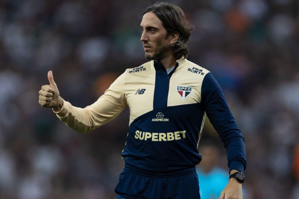 Zubeldia-treinador-São-Paulo-alamy2Y0AT79 Técnico Zubeldía em jogo do São Paulo na Copa do Brasil
