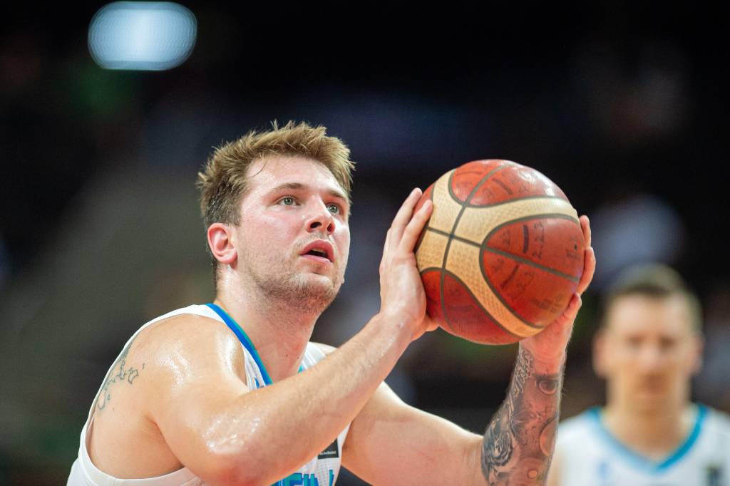 2G68H39 (1) Jogador da NBA Luka Doncic em torneio qualificativo da FIBA.