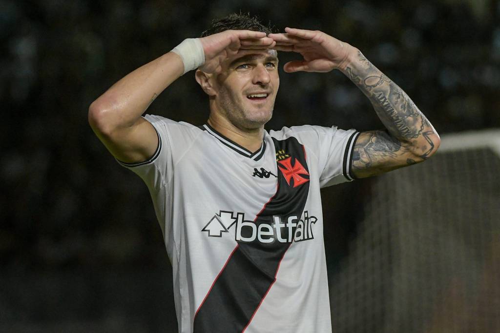 2X825CR (2) (1) Pablo Vegetti, do vasco, em campo contra o Fortaleza