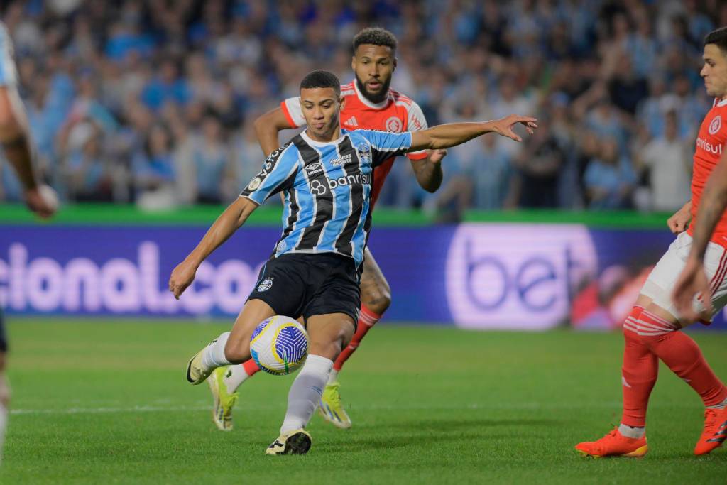 2XDFRF3 (1) Gabriel Nunes, do Grêmio, durante uma partida contra o Internacional na 11º rodada do Brasileirão.
